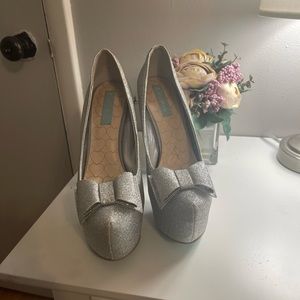 Betsy Johnson platform pump